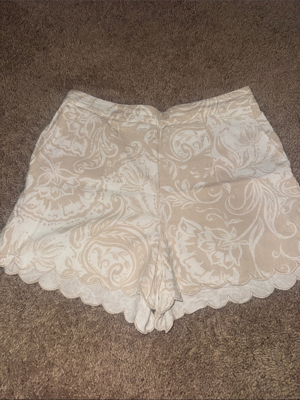 Ellen Tracy Beige and White Floral Scallop-Hem Shorts